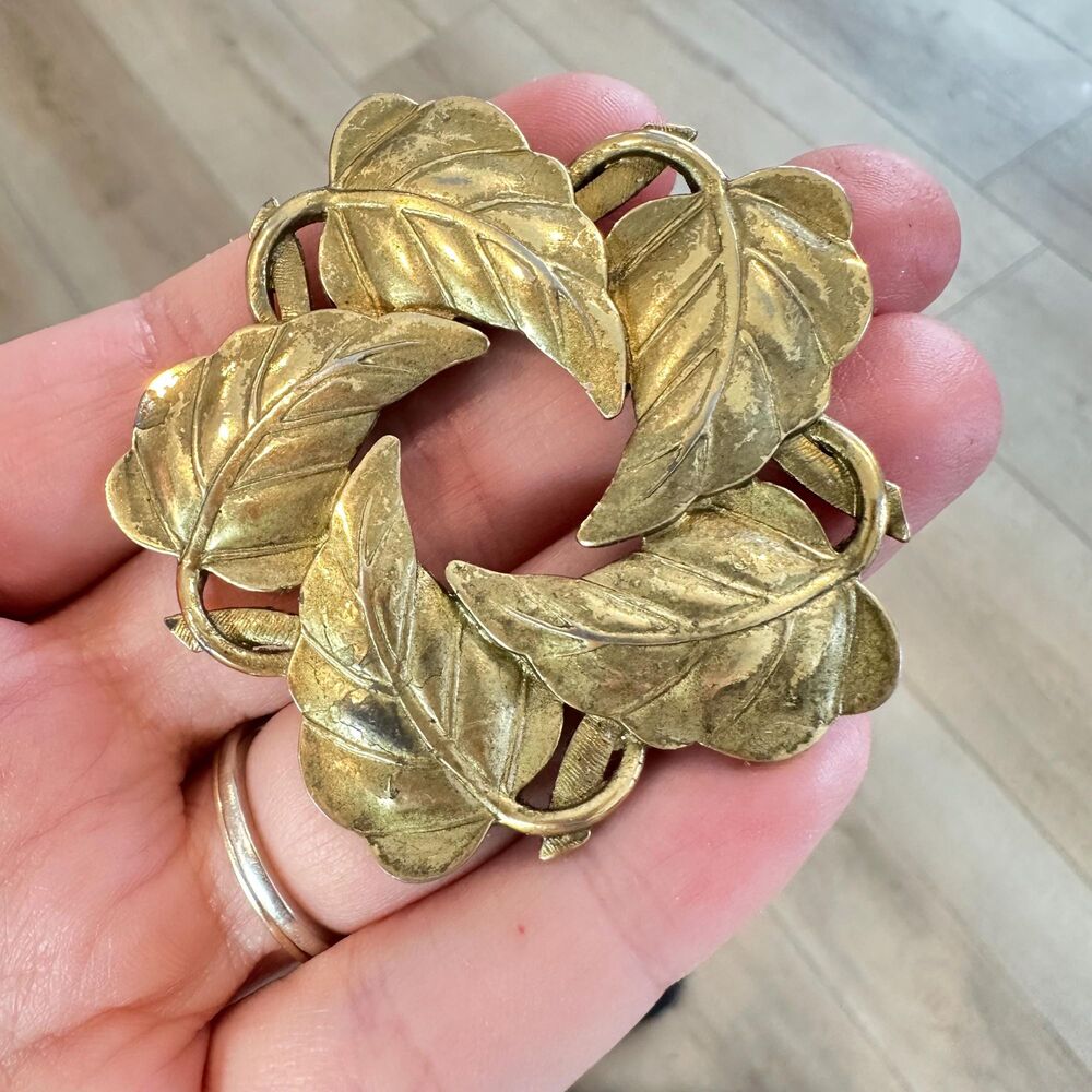 Vintage Gold Tone Leaf Wreath Circle BROOCH pin